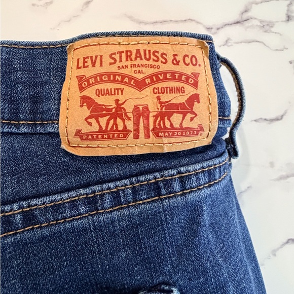 Levi's Blue Denim Jeans with Tan Label - Picture 3 of 8